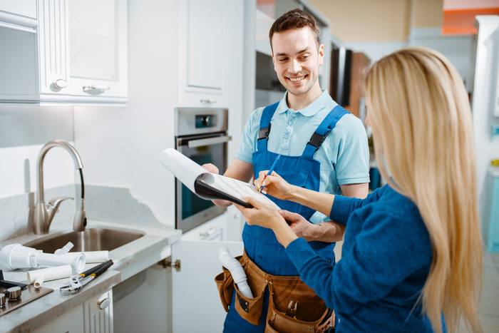 Technician with a customer at the point of sale